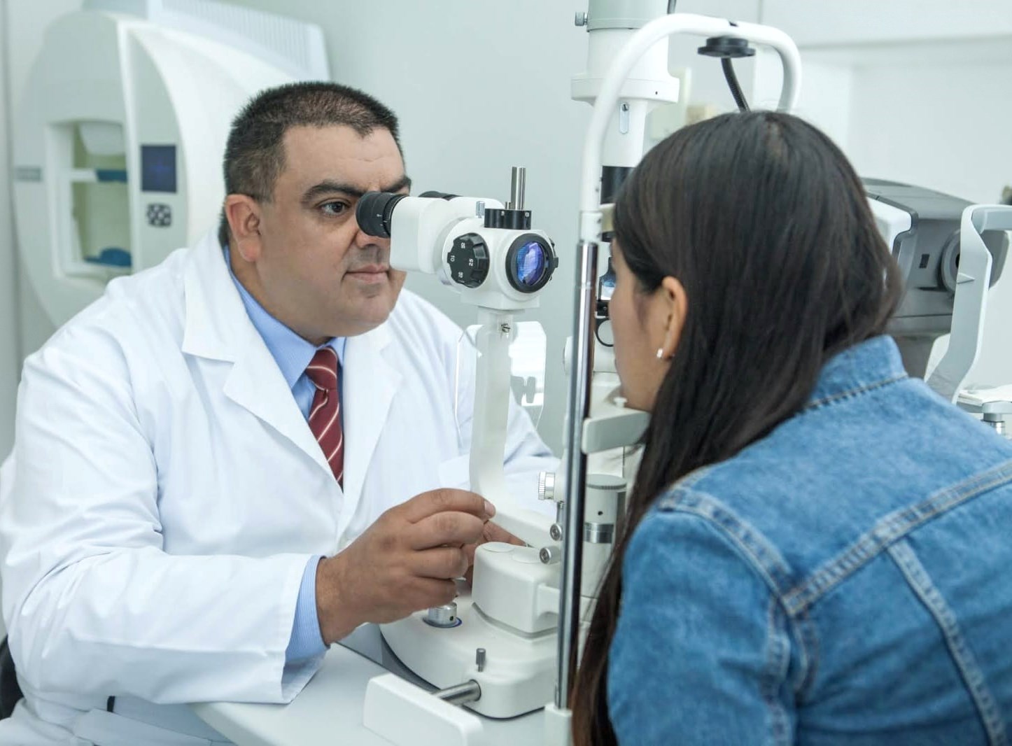 Dr. Solon Serpa Oftalmólogo Examen en Lampara de Hendidura oftalmologo en lima